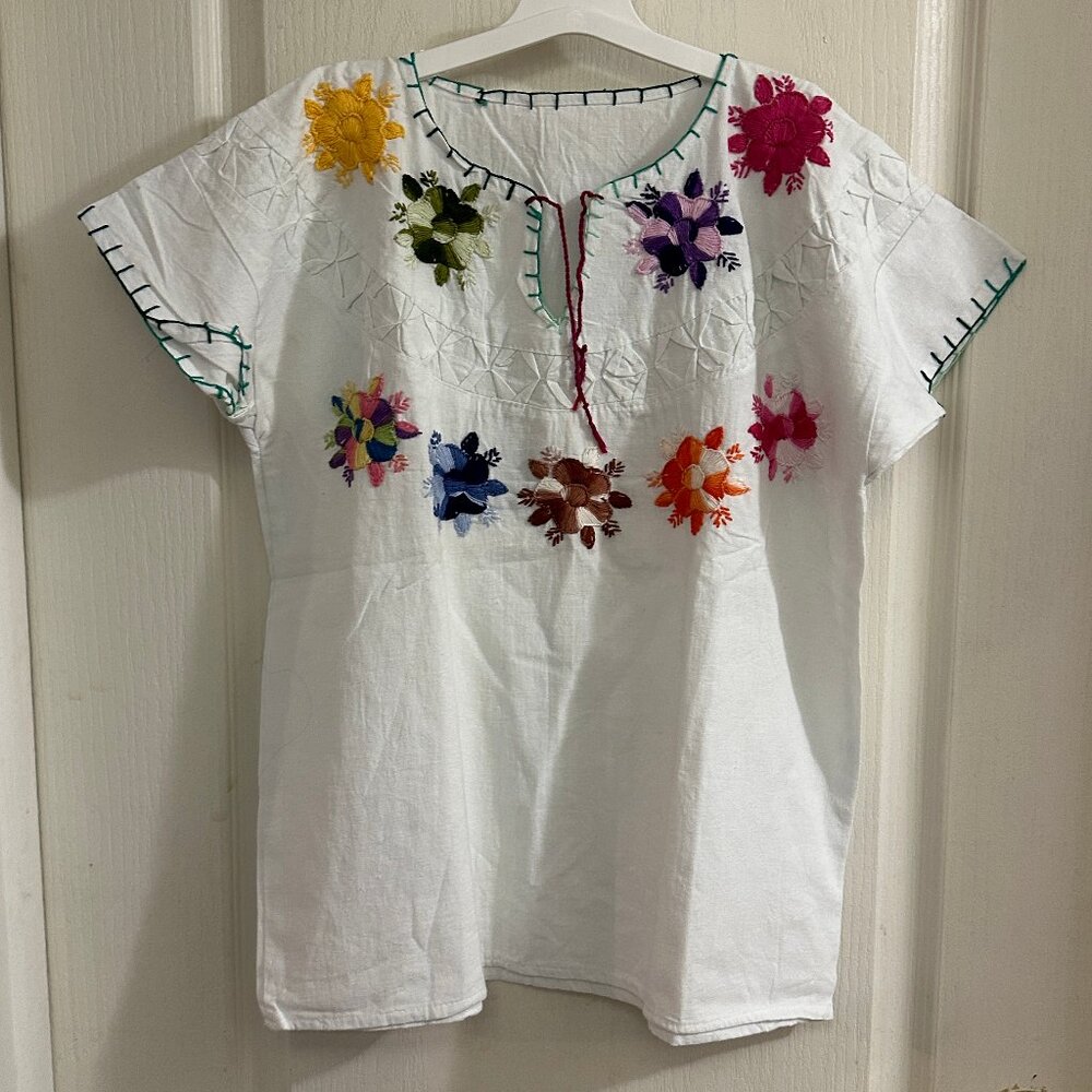 NWOT 100% Cotton Short Sleeve Pullover Shirt with Embroidered Flowers Size Small